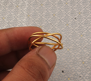 Anillo Delgado de Plata de Ley Hecho a Mano con Baño de Oro y Engaste de Rubí, Diseño de Alambre Texturizado Delicado, Joyería Clásica para Bodas - Product Image 4