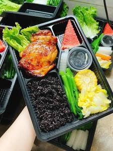 Contenedor de comida desechable de plástico de alta gama, fabricado en Vietnam, con 4 compartimentos y tapa, color negro, tipo lonchera para llevar, listo para enviar. - Product Image 3