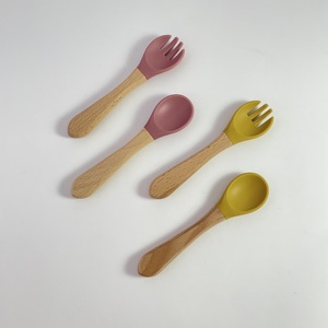 Juego de cuchara y tenedor de silicona para bebé con mango de madera, utensilios de alimentación para niños pequeños con punta suave, grado alimenticio, fácil de limpiar - Product Image 5