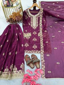 Ensemble Salwar Kameez en soie brodée violette traditionnel indien pakistanais pour femmes, coupe régulière, longueur au sol, tenue de mariage - Product Image 4