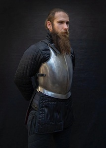 Armadura de Caballero Medieval Moderna Hecha a Mano con Placa de Pecho de Acero Grabada para Recreación Histórica, Cosplay y Exhibición Escénica para Adultos - Product Image 2