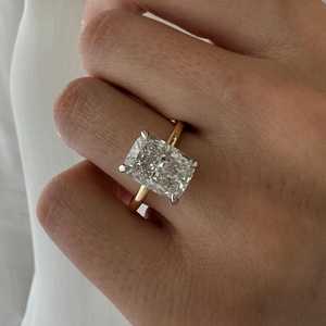 Anillo Solitario de Diamante Cultivado en Laboratorio de 4 Quilates, Corte Alargado, Puntas Blancas, Anillo de Compromiso Delgado de Dos Tonos, Certificado IGI - Product Image 2