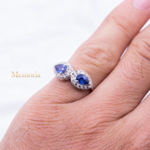 Anillo de Oro Blanco de 18k con Dos Piedras de Zafiro Azul Natural en Forma de Pera y Halo de Diamantes, Joyas Memoria, Venta al Por Mayor - Product Image 5
