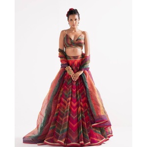 Lehenga choli ผ้าใยไหมพิมพ์ลายดิจิทัลพร้อมชุดอินเดียแบบดั้งเดิม dupatta Maroon ที่ทันสมัย - Product Image 2