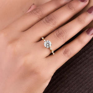 Bague en or avec diamant taille brillant rond et pierres latérales, collection élégante - Product Image 2