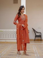 Ensemble Kurti et pantalon en viscose pure de qualité supérieure, brodé, avec dupatta en soie Maslin |   Vêtements ethniques pour femmes |   Exportation en gros