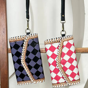 กระเป๋าสตางค์หนังวัวแท้ลายตารางหมากรุกสีดำและสีม่วงสไตล์วินเทจสำหรับผู้หญิง รุ่น March Expo ขนาดใหญ่ พร้อมสายคล้องมือ - Product Image 5