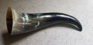 เขาสัตว์แท้สำหรับดื่มสไตล์ไวกิ้ง งานฝีมือประจำภูมิภาคยุโรป แกะสลักลวดลายทางศาสนา ขัดเงา วัสดุออร์แกนิก ของขวัญงานแต่งงาน - Product Image 6