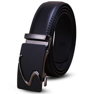 Ceinture décontractée pour homme avec boucle automatique en alliage, design perforé et détail lettré - Product Image 1