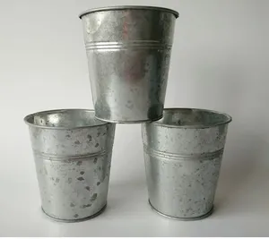Maceta rústica galvanizada con revestimiento extraíble, ideal para arreglos florales en espacios interiores o exteriores con orificios de drenaje. - Product Image 6