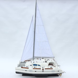 Modelo de Barco de Vela Moderno LAGOON 500 CATAMARAN, Hecho a Mano en Madera Pintada, para Regalos y Coleccionables - Product Image 1