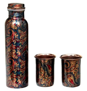 Ensemble de bouteille et verre en cuivre imprimé de luxe, fabriqué à la main pour l'hydratation et la décoration intérieure, vente en gros depuis l'Inde - Product Image 1