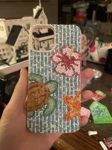 เคสโทรศัพท์ประดับลูกปัดลายเต่าทะเลเขตร้อนและดอกชบา ทำด้วยมือ พร้อมฝาหลังป้องกันแบบลูกปัดแก้ว - Product Image 1