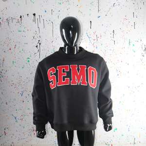 Sudadera SEMO BLACK con cuello alto, 100% roja, con apliques bordados, cuello ancho, hilos finos. - Product Image 5