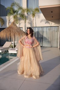 Lehenga Choli de Seda Sindur de Diseño con Bordado de Cuentas, Blusa sin Mangas y Bolero a Juego para Mujer - Product Image 6