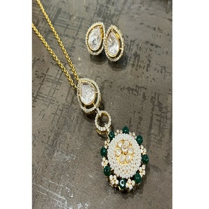 ชุดสร้อยคอยาวประดับทองเหลืองชุบทองคุณภาพพรีเมียม ประดับเพชร CZ แบบ Kundan พร้อมต่างหู เหมาะสำหรับงานปาร์ตี้และงานแต่งงาน คอลเลคชั่นสำหรับผู้หญิง - Product Image 1