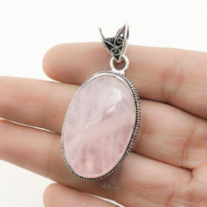 Colgante de piedra preciosa de cuarzo rosa hecho a mano – Engaste relleno de plata - Product Image 2
