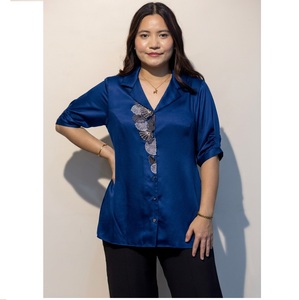 Chemise décontractée en coton pour femme, la plus vendue, pour un usage quotidien, confortable et respirante. Achetez directement auprès du fournisseur. Exportation en gros d'Inde. - Product Image 1