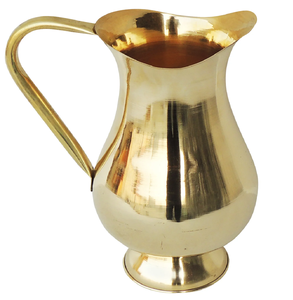 Carafe en laiton doré poli et lisse, avec une large ouverture et une base en forme de piédestal évasé. Charme minimaliste disponible à prix de gros. - Product Image 1