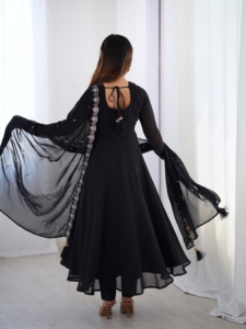 ชุดเดรส Anarkali ผ้าจอร์เจตต์เนื้อหนาปักลายลูกปัดและงานปักดิ้นทอง พร้อมผ้าคลุมไหล่แบบ Latkan ขนาดใหญ่ 6 ครึ่งเมตร และกางเกงขายาว - Product Image 4