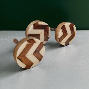 Pomo de Puerta de Resina y Madera Diseñado para Muebles Contemporáneos, Incluidos Armarios, Cajones y Puertas Interiores - Product Image 1