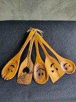 Ensemble d'ustensiles de cuisine de luxe écologiques en acacia poli à la main avec motif souriant, couverts durables pour la cuisine et le camping