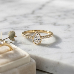 Anillo minimalista con diamante solitario de 0.45 quilates, talla pera, engaste redondo con pavé. - Product Image 1