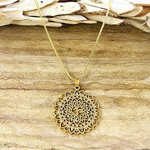 Pendentif Om Bohème au Design Unique, Bijou Spirituel en Laiton pour Femme, Plaqué Or 18 carats, Breloque Lotus Mandala Filigrane pour Vente en Gros OEM ODM - Product Image 1