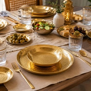 Bandeja de Servir de Lujo de Latón Martillado Hecha a Mano, Diseño Moderno, Apta para Lavavajillas, Ligera - Product Image 2