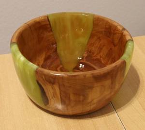 ชามไม้ทำมือและเรซิ่นอีพ็อกซี่สีเขียว ชามตกแต่งไม้รีไซเคิลและเรซิ่นจากช่างฝีมือ - Product Image 2
