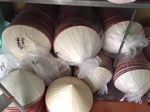 Chapeau traditionnel vietnamien en gourde sculptée à la main, très demandé |   Accessoire photo et souvenir culturel écologiques et durables - Product Image 6