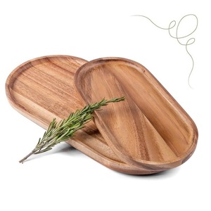 Plateau de service en bois fait main avec poignée en métal, qui ajoute une touche naturelle à vos repas. - Product Image 4