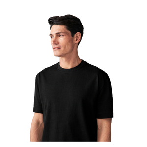เสื้อยืดคอกลมแขนสั้นสีดำสำหรับผู้ชาย ทรงปกติ สวมใส่สบาย สีพื้น ผ้าฝ้ายเจอร์ซีย์ถัก 100% ย้อมสีเรียบ - Product Image 2