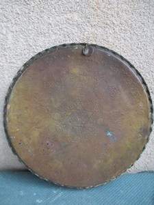 Assiette de présentation décorative de luxe en acier inoxydable écologique à bord festonné pour banquets et dîners - Product Image 3