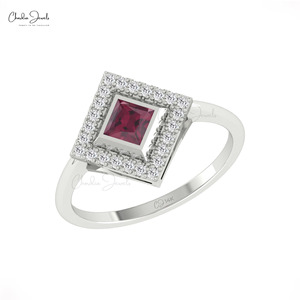 Bague de fiançailles artisanale en or massif 14 carats avec halo de diamants, grenat rhodolite taille carrée 4 mm, personnalisation disponible - Product Image 1