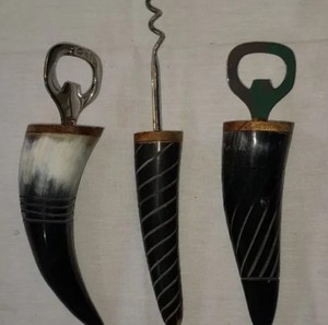 Abridor de Botellas de Cuerno de Búfalo, Herramienta Creativa para Bebidas, Pieza Decorativa Hecha a Mano para Bares, Hoteles y Hogares - Product Image 2