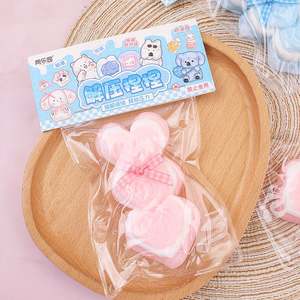 Juguete de descompresión creativo con forma de corazón, de goma suave, para aliviar el estrés, con diseño de Caperucita Roja, juguete de descompresión de la misma presión. - Product Image 6