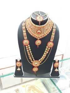 Conjunto de collar y aretes Kundan de aleación chapada en oro con cristales rojos y pedrería, joyería étnica para bodas para mujeres. - Product Image 1