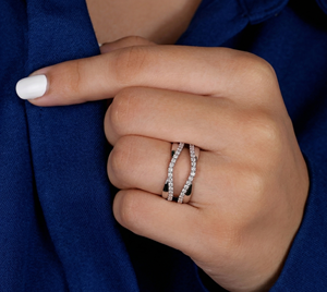 Bague de mariage moderne en or 14 carats pour femme, diamant de laboratoire torsadé, taille brillant rond 0,44 carat, plaqué rhodium, 3,00 g - Product Image 4