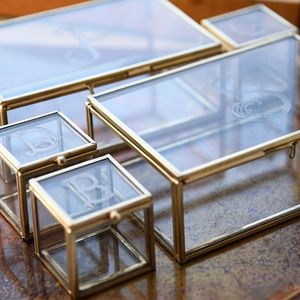 Boîte à bijoux en verre rectangulaire avec couvercle à charnière, design minimaliste, cadre doré, détail chaîne - Product Image 6