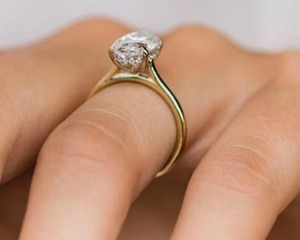 Anillo de diamantes solitario de corte ovalado clásico, elaborado en oro macizo, estilo llamativo, joyería de aniversario para mujer, recuerdo precioso. - Product Image 2