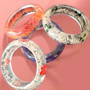 Brazalete de Resina con Diseño Floral Redondo, Joyería Artística Hecha a Mano con Resina Epoxi, Patrón Floral Prensado Real - Product Image 1