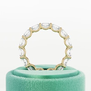 Anillo de Eternidad de Oro con Diamante Cultivado en Laboratorio de Corte Esmeralda de 4.5 Quilates, Banda de Eternidad en Forma de U con Claridad VVS2 Certificada por IGI, para Mujer, Oro de 14k/18k - Product Image 4