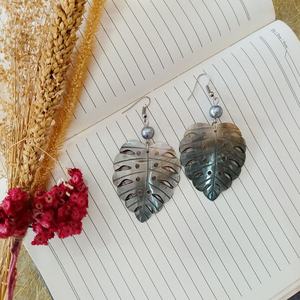 Mode femmes bijoux sculpté coquille Monstera feuille nacre grande taille boucles d'oreilles botaniques tropicales - Product Image 3