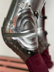 Armadura de Pierna Medieval Moderna de Acero Inoxidable Plateada con Correas de Cuero para Disfraz de Fantasía - Product Image 5