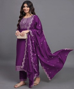 Vestido Tradicional Étnico Bordado en Morado para Mujer, Estilo Indio-Pakistaní, Corte Regular, Largo hasta el Tobillo, 85995 SAHAJANAND- SI:-387 - Product Image 3