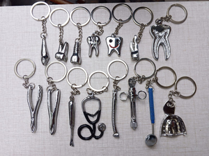Llaveros de acero inoxidable de 68 mm con diseño de equipo dental de MARI INSTRUMENTS, ideales para regalos de doctor o promociones de clínicas. - Product Image 2