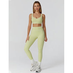 Ensemble de yoga pour femme : Soutien-gorge de sport à design froncé sur le devant, Leggings sculptants taille haute avec détails froncés, en Nylon Spandex sans couture, Tenue de sport - Product Image 4