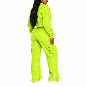 Ensemble survêtement cargo personnalisé pour femme : veste coupe-vent zippée et pantalon streetwear en nylon - Product Image 3