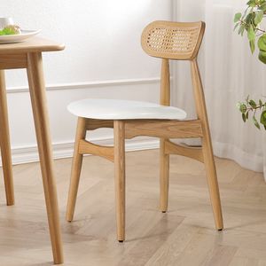 Moderna sedia da pranzo in legno Japandi con finitura naturale e rivestimenti in ecopelle - Product Image 4